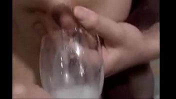 搾るたびにシャワーみたいに吹き出すデカ乳首の人妻の母乳をグラスに注いでイタダキマース